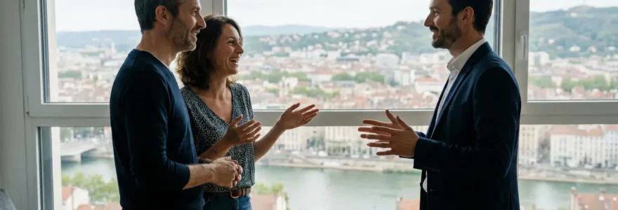 Agent immobilier présentant un appartement à un couple d'acheteurs à Lyon